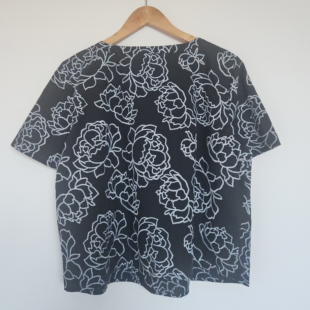 Vince Camuto Floral Stitch Top NWT - Picture 7 of 9